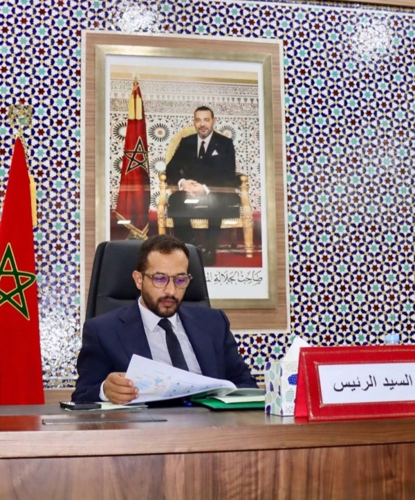 اجتماع رئيس جماعة الداخلة حول بقع الهناء ما هي المخرجات لا شيء