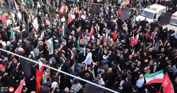 طهران تودع خامنئي حشود ضخمة في مسيرة جنائزية تمتد لـ 10 كيلومترات