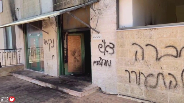 تصعيد خطير مستوطنون يحرقون مسجدين برام الله ويدنسون حرمتهما اعتداء ممنهج مستوطنون يحرقون مسجدين برام الله ويخطون شعارات عنصرية تحريضية