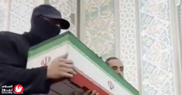 كشف هوية الرجل المقن ع في جنازة خامنئي حقائق حول التكهنات وغياب مجتبى كشف هوية الرجل المقن ع في جنازة خامنئي حقائق حول التكهنات وغياب مجتبى