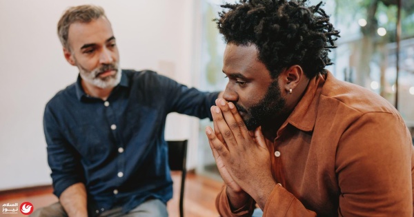 خلف قناع الرجولة الصلبة لماذا يخشى الرجال كشف هشاشتهم العاطفية خلف قناع الرجولة الصلبة لماذا يخشى الرجال كشف هشاشتهم العاطفية