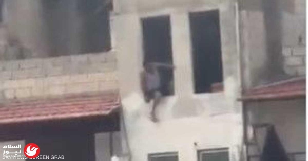 استنفار أمني وخدمي في موقع الحادثة بانتظار التحقيقات الرسمية حادثة مروعة في اللاذقية رجل يسقط من مبنى مرتفع وسط ذهول المارة
