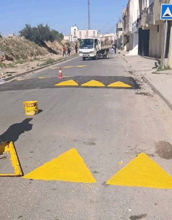 القصرين تدخلات فروع التجهيز بعدة معتمديات بمسح المسالك الترابية وتدعيم مقومات السلامة المرورية القصرين تدخلات فروع التجهيز بعدة معتمديات بمسح المسالك الترابية وتدعيم مقومات السلامة المرورية
