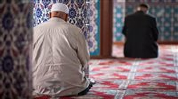 دار الإفتاء المصرية تحسم الجدل حول تأخير الصلاة بسبب العمل