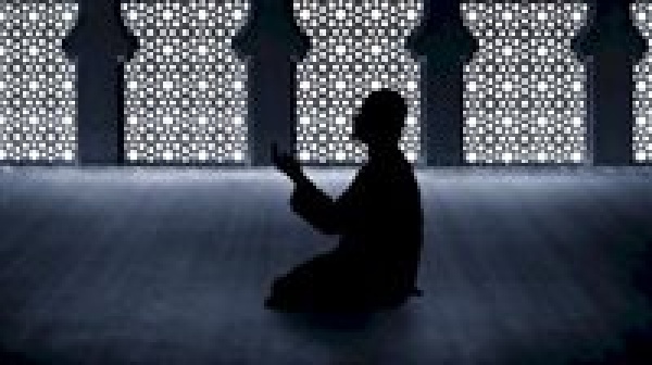 أمين الفتوى الصلاة في القطار جائزة عند ضيق الوقت ويجوز الجمع أو التأجيل وفقا لظروف الرحلة