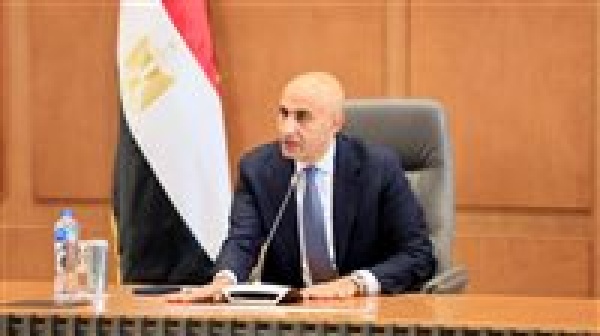 وزير التعليم يشدد على تأمين مراكز توزيع الأسئلة ونقلها إلى لجان الامتحانات وزير التعليم يشدد على تأمين مراكز توزيع الأسئلة ونقلها إلى لجان الامتحانات