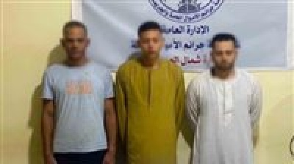 بمكالمة هاتف ضبط 3 أشخاص للنصب على المواطنين بانتحال صفة موظفي البنوك بمكالمة هاتف ضبط 3 أشخاص للنصب على المواطنين بانتحال صفة موظفي البنوك