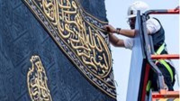 بالذهب والفضة والحرير الكعبة المشرفة تتزين بثوبها الجديد في أول أيام العام الهجري