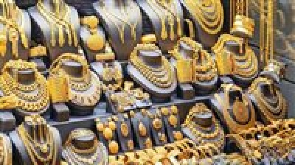 تراجع مفاجئ يضرب الذهب في مصر الجنيه الذهب يخسر 200 جنيه وسط تقلبات عالمية تراجع مفاجئ يضرب الذهب في مصر الجنيه الذهب يخسر 200 جنيه وسط تقلبات عالمية