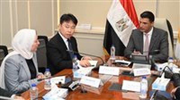 وزير الصناعة يبحث مع مسؤولي شركة سامسونج إلكترونيكس مشروعاتها الحالية وخططها التوسعية في المستقبل