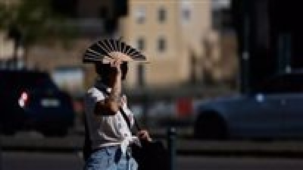 شبح الظلام يخيم على فرنسا انقطاع الكهرباء عن 68 ألف منزل بسبب موجة الحر