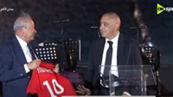 محمد يحيى لطفي يهدي نجيب ساويرس قميص منتخب مصر في كأس العالم بحفل راعي الدوري