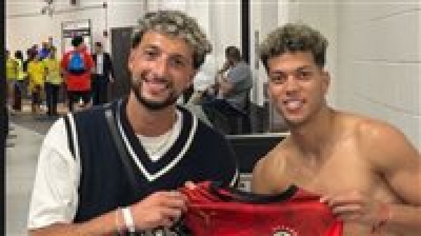 إمام عاشور يهدي وسام أبو علي مهاجم الأهلي السابق قميص منتخب مصر بعد ودية البرازيل صور إمام عاشور يهدي وسام أبو علي مهاجم الأهلي السابق قميص منتخب مصر بعد ودية البرازيل صور