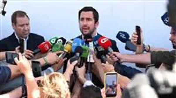 إنريكي ريكيلمي يهنئ فلورنتينو بيريز بعد خسارة انتخابات رئاسة ريال مدريد إنريكي ريكيلمي يهنئ فلورنتينو بيريز بعد خسارة انتخابات رئاسة ريال مدريد