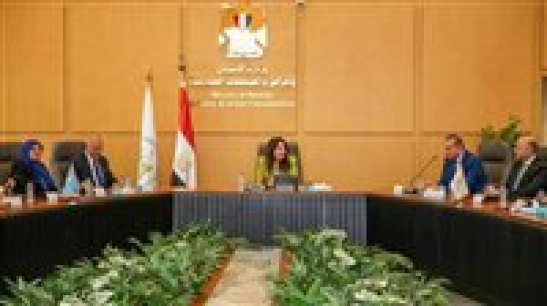 وزيرة الإسكان تتابع موقف مشروعات مياه الشرب والصرف الصحي بمحافظة القليوبية ومدينة العبور