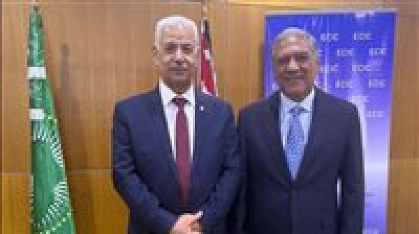 النائب عفت السادات يلتقي وزير التجارة التونسي لبحث تعزيز التعاون الاقتصادي وفتح أسواق إفريقية جديدة أمام الصادرات المصرية النائب عفت السادات يلتقي وزير التجارة التونسي لبحث تعزيز التعاون الاقتصادي وفتح أسواق إفريقية جديدة أمام الصادرات المصرية