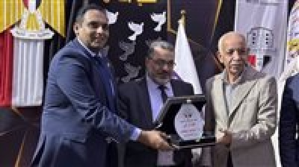 تكريم أحمد البكري رئيس اتحاد الألعاب الترفيهية بالجامعة العمالية