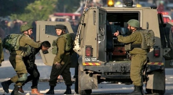 العدو الإسرائيلي يعتقل 28 فلسطينيا بينهم أفراد عائلات شهداء في الضفة الغربية العدو الإسرائيلي يعتقل 28 فلسطينيا بينهم أفراد عائلات شهداء في الضفة الغربية