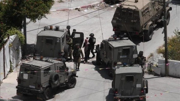 العدو الإسرائيلي يشن حملة اقتحامات واعتقالات في الضفة والقدس ويصيب فلسطينيين بحالات اختناق العدو الإسرائيلي يشن حملة اقتحامات واعتقالات في الضفة والقدس ويصيب فلسطينيين بحالات اختناق