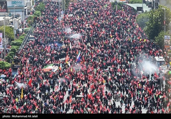 المشيعون الإيرانيون في مراسم تشييع الامام الشهيد رض يرجمون صورة ترامب المشيعون الإيرانيون في مراسم تشييع الامام الشهيد رض يرجمون صورة ترامب