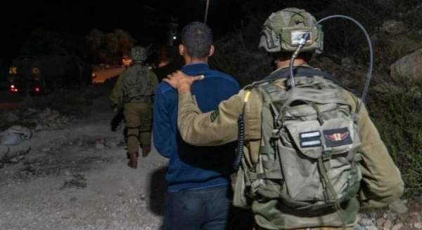 العدو الإسرائيلي يعتقل 9 فلسطينيين من الضفة الغربية العدو الإسرائيلي يعتقل 9 فلسطينيين من الضفة الغربية