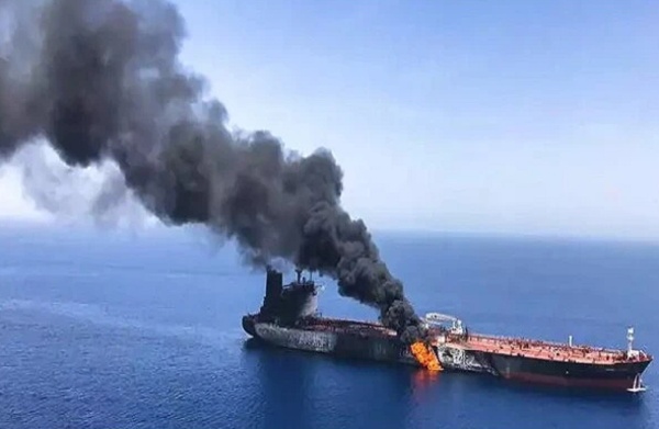الثوري الإيراني انفجار ناقلتي نفط مخالفتين بعد اصطدامهما بلغم