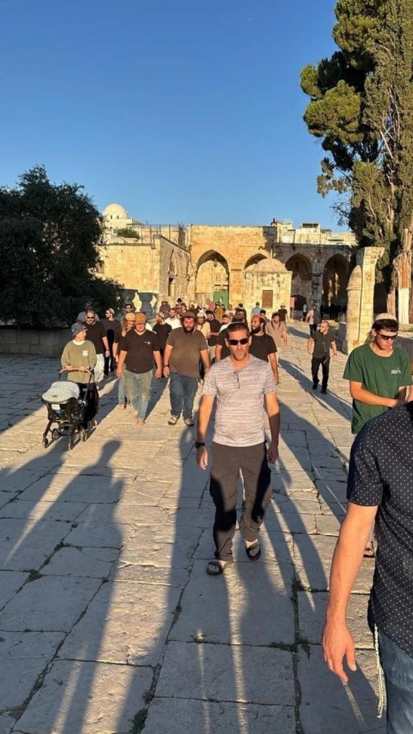240 مستوطنا يدنسون الأقصى بحماية قوات العدو الصهيوني 240 مستوطنا يدنسون الأقصى بحماية قوات العدو الصهيوني