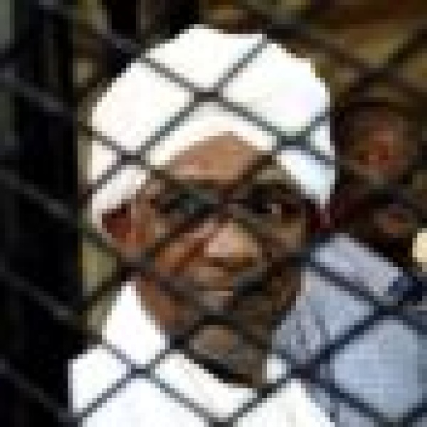 أسرة البشير علاجه بالخارج بات حاجة عاجلة ولا ينبغي تأخيرها أسرة البشير علاجه بالخارج بات حاجة عاجلة ولا ينبغي تأخيرها