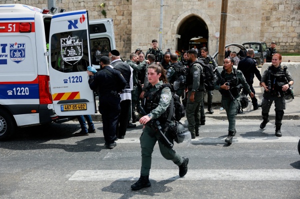 بالفيديو مستوطنون صهاينة من الحريديم يتظاهرون ويغلقون طريقا في مدينة القدس المحتلة رفضا للتجنيد بالجيش الإسرائيلي