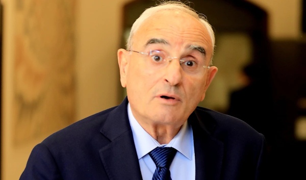 وزير الدفاع اللبناني يقد م واجب العزاء في سفارة دولة قطر وزير الدفاع اللبناني يقد م واجب العزاء في سفارة دولة قطر