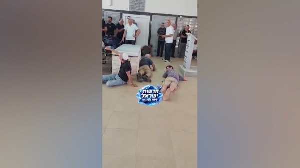 بالفيديو هالة هلع بين المستوطنين خلال جنازة في كريات شمونة تزامنا مع انطلاق صفارات الإنذار
