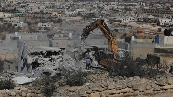الاحتلال يهدم منزلين في الخليل وغرفة زراعية وأسوار ا بسلفيت