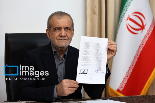 بزشكيان وترامب يوقعان مذكرة تفاهم إسلام آباد لإنهاء الحرب والانتقال إلى مرحلة جديدة من المفاوضات بزشكيان وترامب يوقعان مذكرة تفاهم إسلام آباد لإنهاء الحرب والانتقال إلى مرحلة جديدة من المفاوضات