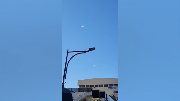 بالفيديو الصحفي الإسرائيلي عميت سيغال يسخر من وقف إطلاق النار بعد اعتراضات في سماء كريات شمونة