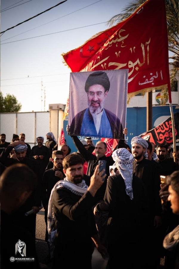 إقامة الصلاة على جثمان السيد علي الحسيني الخامنئي في النجف بإمامة السيد محمد تقي الحكيم إقامة الصلاة على جثمان السيد علي الحسيني الخامنئي في النجف بإمامة السيد محمد تقي الحكيم