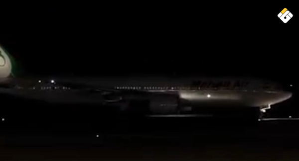 بالفيديو وصول الطائرة التي تقل جثمان الامام الشهيد السيد علي الخامنئي الى مطار النجف الأشرف بالفيديو وصول الطائرة التي تقل جثمان الامام الشهيد السيد علي الخامنئي الى مطار النجف الأشرف