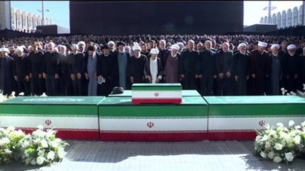إيران ملايين المشي عين يؤدون صلاة الجنازة على جسد الشهيد الامام السيد علي الخامنئي