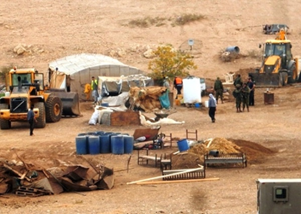 مستوطنون يمهلون أهالي الرأس الأحمر 10 أيام للرحيل وتصعيد يتهدد الأغوار الشمالية مستوطنون يمهلون أهالي الرأس الأحمر 10 أيام للرحيل وتصعيد يتهدد الأغوار الشمالية