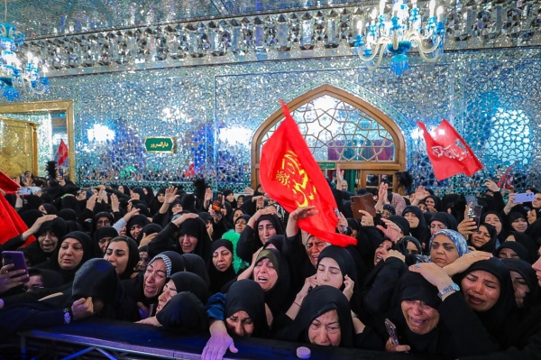 توافد الزو ار المعز ين لزيارة المرقد الطاهر لقائد الثورة الشهيد في رواق دار الذكر 10 7 2026