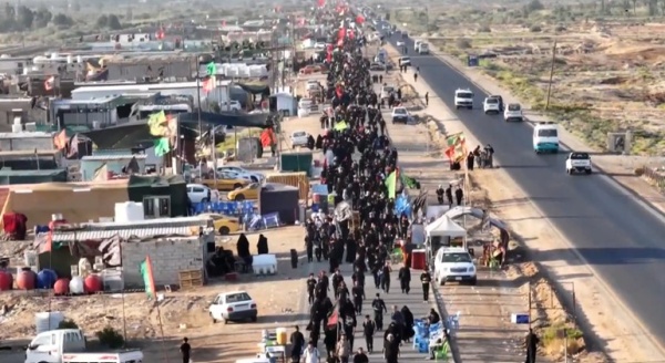 بالفيديو من جنوب العراق قوافل الزائرين تواصل مسيرها نحو كربلاء لإحياء زيارة الأربعين