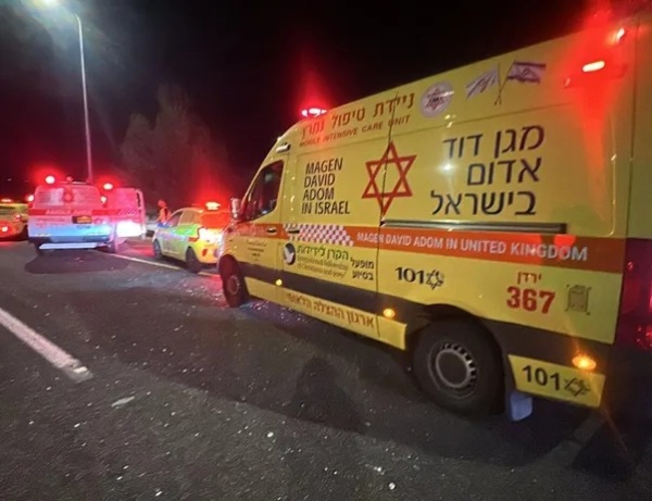 إصابة مستوطن صهيوني بجروح خطيرة بعد استيلاء شاب فلسطيني على سلاحه في الخليل إصابة مستوطن صهيوني بجروح خطيرة بعد استيلاء شاب فلسطيني على سلاحه في الخليل