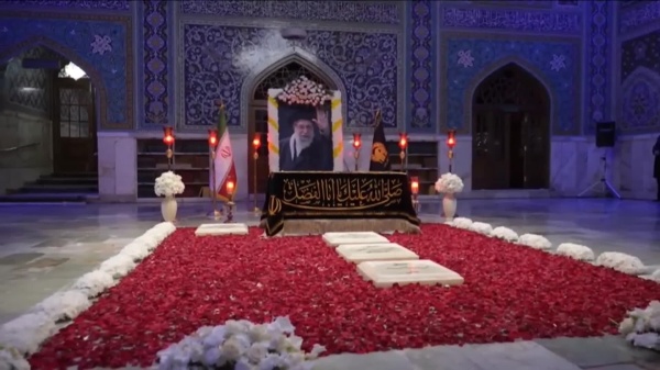 زوار عند ضريح الامام الشهيد السيد علي الخامنئي زوار عند ضريح الامام الشهيد السيد علي الخامنئي