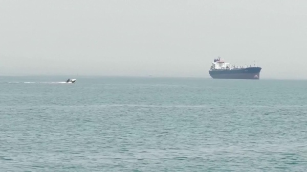 التلفزيون الإيراني تدفق مواطنين مسلحين إلى أبو موسى للدفاع عن الجزر واستمرار إغلاق مضيق هرمز التلفزيون الإيراني تدفق مواطنين مسلحين إلى أبو موسى للدفاع عن الجزر واستمرار إغلاق مضيق هرمز