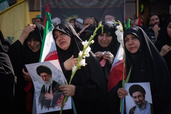 من مراسم تشييع الإمام الشهيد السيد علي الخامنئي في طهران من مراسم تشييع الإمام الشهيد السيد علي الخامنئي في طهران