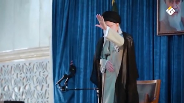 مراسلنا عادل الفياض يتابع من العراق آخر التحضيرات الخاصة بتشييع الشهيد السيد علي الخامنئي قده مراسلنا عادل الفياض يتابع من العراق آخر التحضيرات الخاصة بتشييع الشهيد السيد علي الخامنئي قده