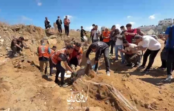 استخراج جثامين 9 شهداء من تحت أنقاض منزل في حي الزيتون في غزة