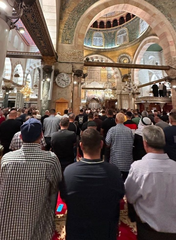 آلاف الفلسطينيين يؤدون صلاة الفجر في الأقصى رغم تشديدات الاحتلال آلاف الفلسطينيين يؤدون صلاة الفجر في الأقصى رغم تشديدات الاحتلال