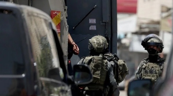 إصابة 6 فلسطينيين وإحراق مساكن في هجوم للمستوطنين جنوب الخليل