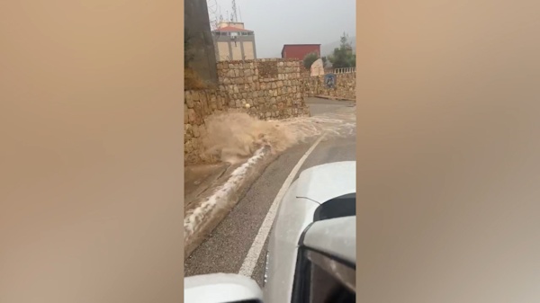 بالفيديو أمطار طوفانية وسيول تضرب أكروم وصاعقة تضرب البيرة في عكار