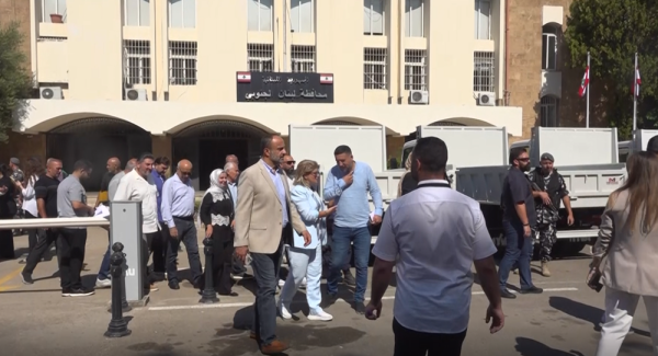 تقرير مصور وزارة البيئة تدعم بلديات الجنوب بآليات لتأمين الخدمات للأهالي تقرير مصور وزارة البيئة تدعم بلديات الجنوب بآليات لتأمين الخدمات للأهالي